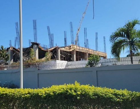 colapsa-techo-en-construccion-del-hospital-materno-infantil-en-azua