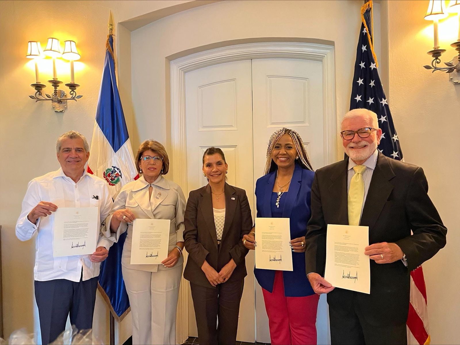 embajadora-de-ee uu.-recibe-a-organizaciones-pro-vida-en-republica-dominicana
