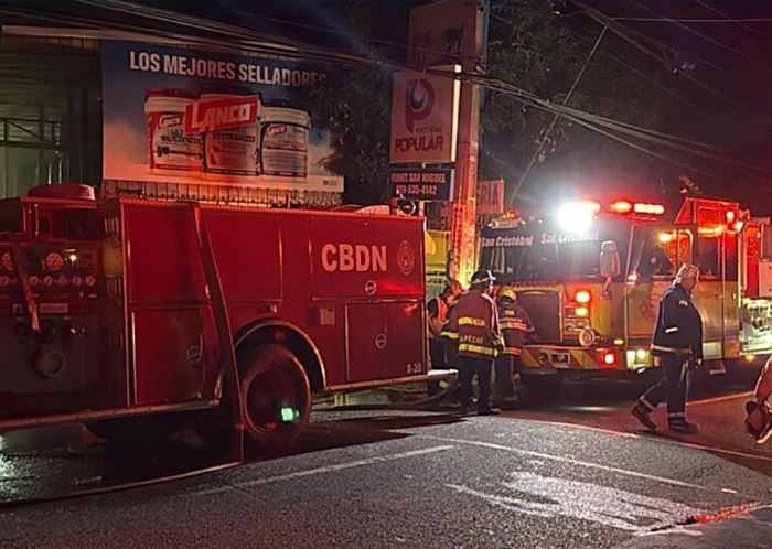 tras-incendio-en-ferreteria,-defensa-civil-y-bomberos-logran-controlar-el-fuego-en-un-50-%