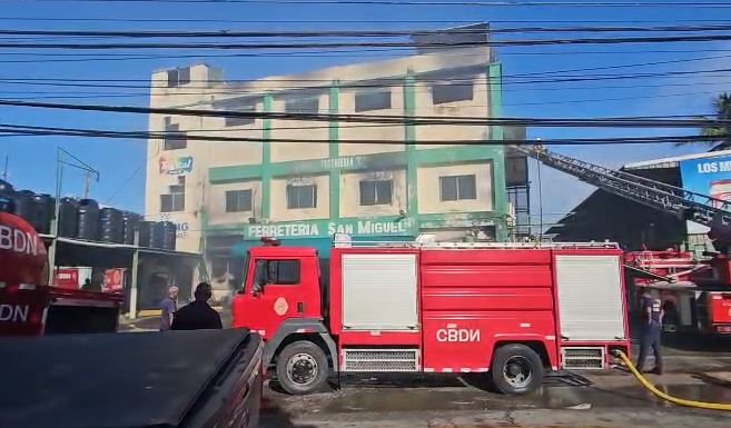 bomberos-controlan-incendio-de-grandes-proporciones-en-ferreteria-san-miguel