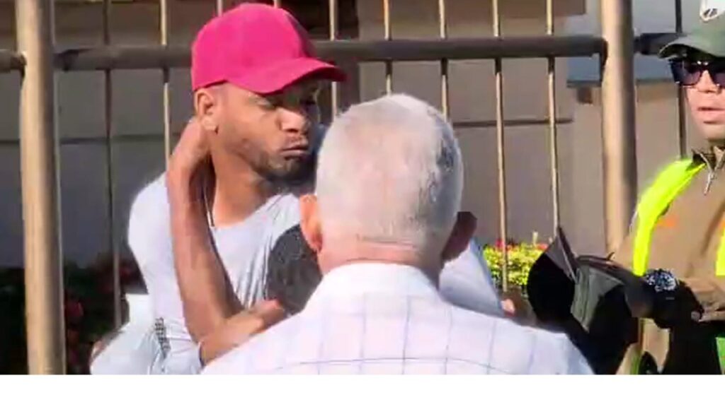 video:-agentes-de-la-digesett-y-ciudadano-se-enfrentan-en-plena-via-publica-en-san-francisco-de-macoris