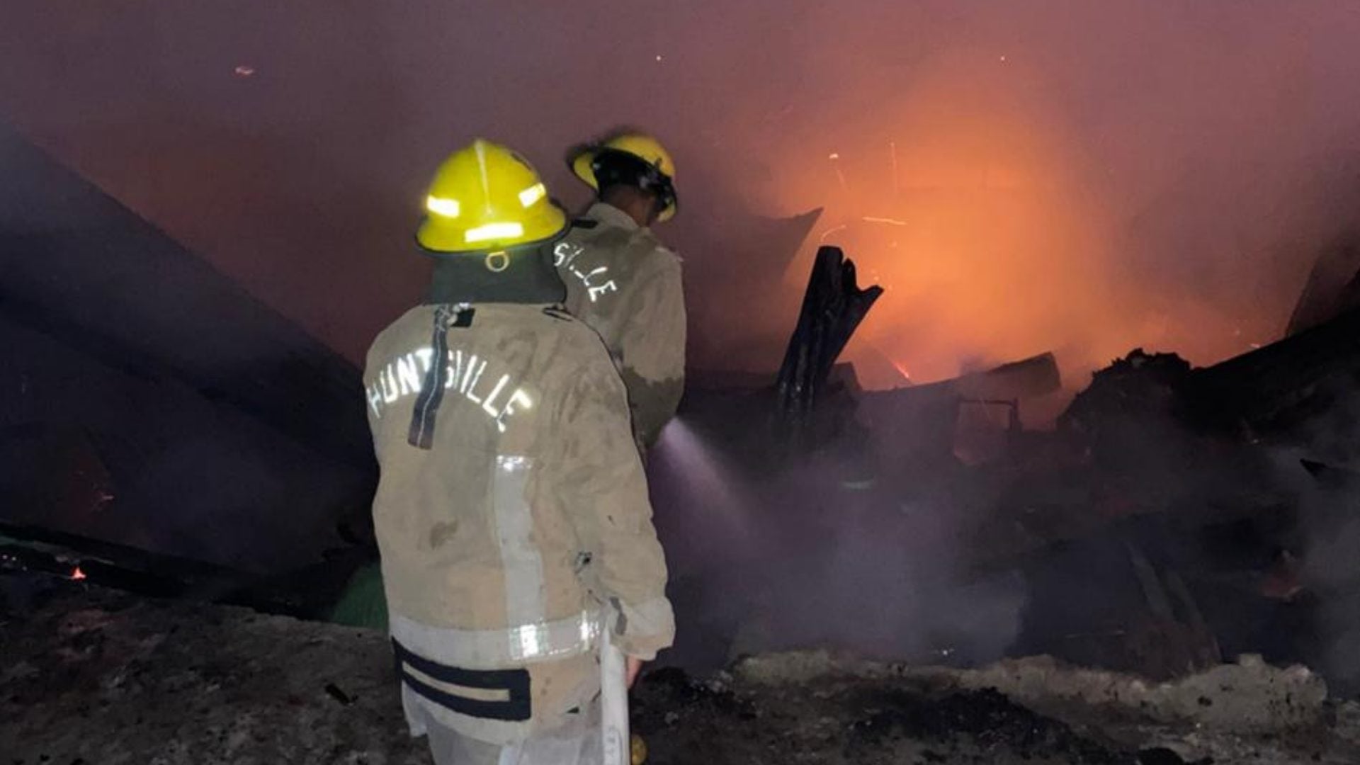video:-incendio-destruye-32-viviendas-y-tres-comercios-en-veron,-punta-cana