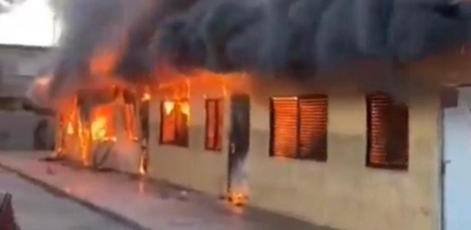 video:-voraz-incendio-arrasa-tres-casas-y-una-banca-de-loteria-en-la-romana