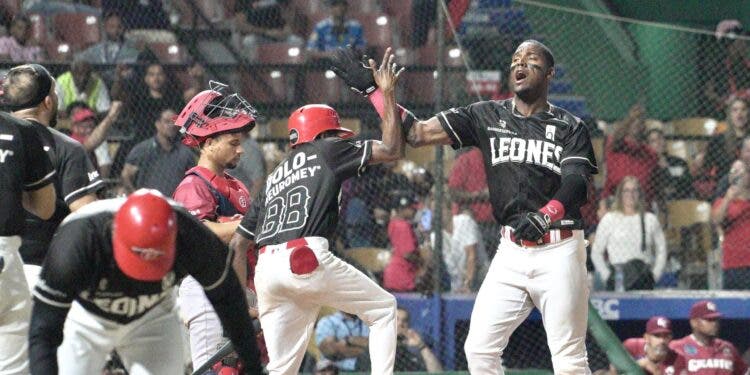 junior-lake-guia-triunfo-leones-con-jonronazo