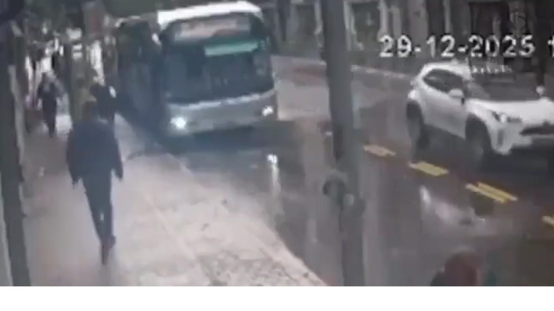 ¡vivo-de-milagro!-balcon-colapsa-y-cae-sobre-un-hombre-tras-bajar-de-un-autobus-en-tel-aviv,-israel