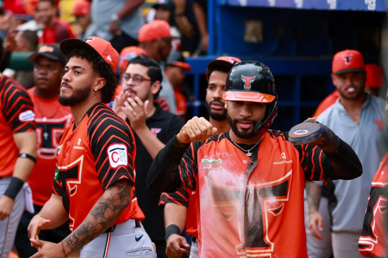 toros-dominan-a-leones-a-base-de-picheo-y-empatan-en-primer-lugar-de-round-robin