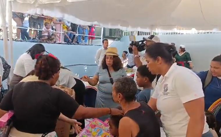 fundacion-cruz-jiminian-celebra-el-dia-de-los-reyes-con-entrega-de-juguetes