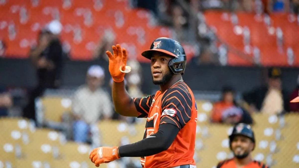 bryan-de-la-cruz-recibe-premio-de-jugador-mas-valioso-en-beisbol-dominicano