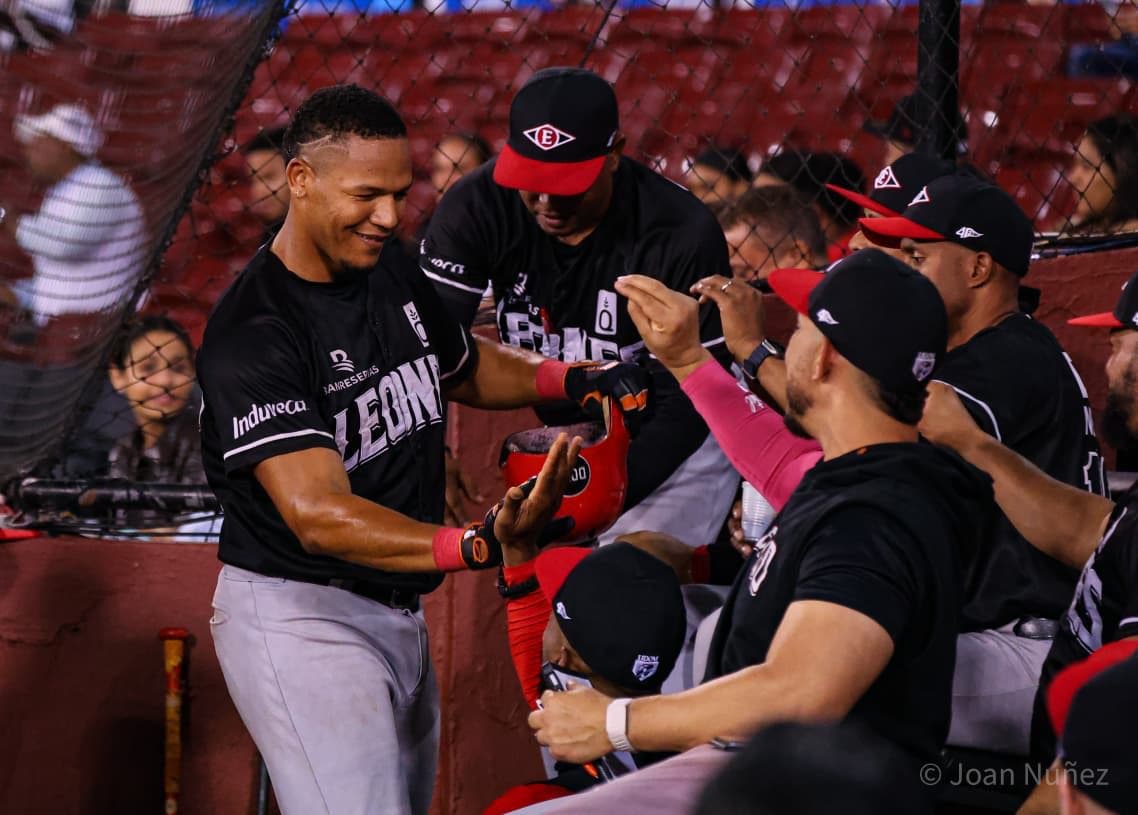 leones-siguen-con-paso-firme-en-el-round-robin-tras-blanquear-a-gigantes