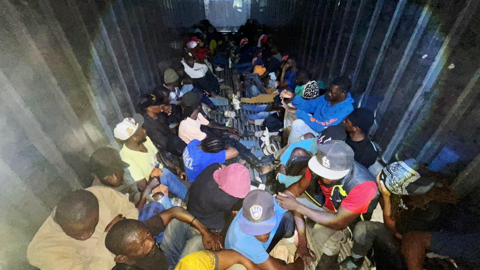ejercito-detiene-camionero-que-transportaba-52-haitianos-indocumentados-en-mao
