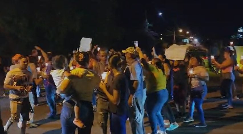 video:con-encendido-de-velas-exigen-reductores-de-velocidad-en-la-autopista-monsenor-t.-abreu-de-mao