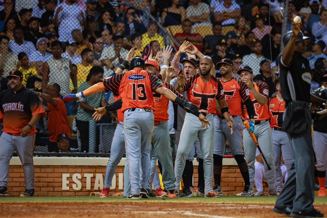 toros-triunfan-otra-vez-contra-las-aguilas-en-santiago-en-duelo-vital-para-clasificacion