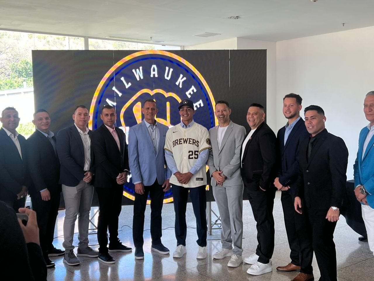 diego-frontado-firma-contrato-como-pick-#1-de-los-cerveceros-de-milwaukee