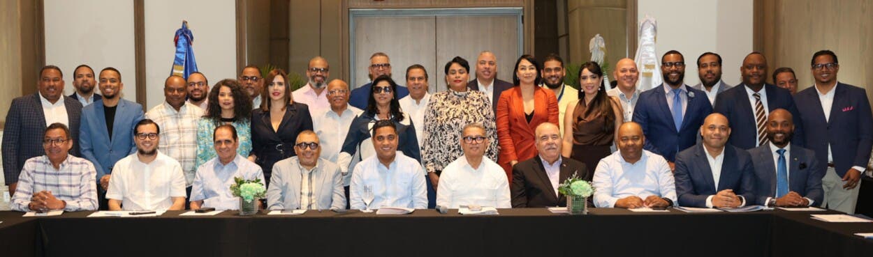 kelvin-cruz-presenta-plan-2026-a-toda-la-prensa-deportiva