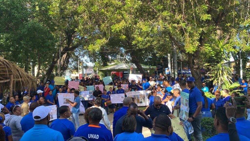 maestros-se-concentran-para-reclamar-reparacion-de-planteles-de-tamayo