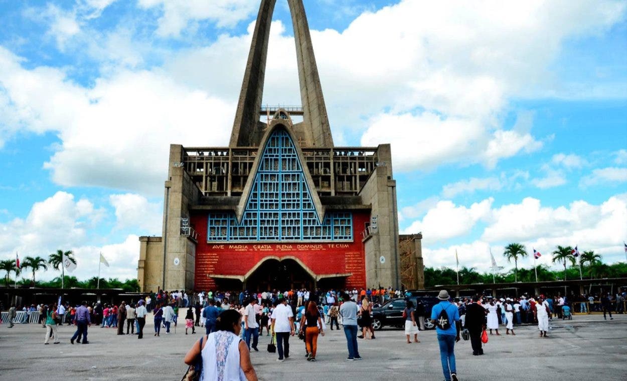 fieles-acuden-a-higuey-para-venerar-a-la-virgen-de-la-altagracia-en-su-dia