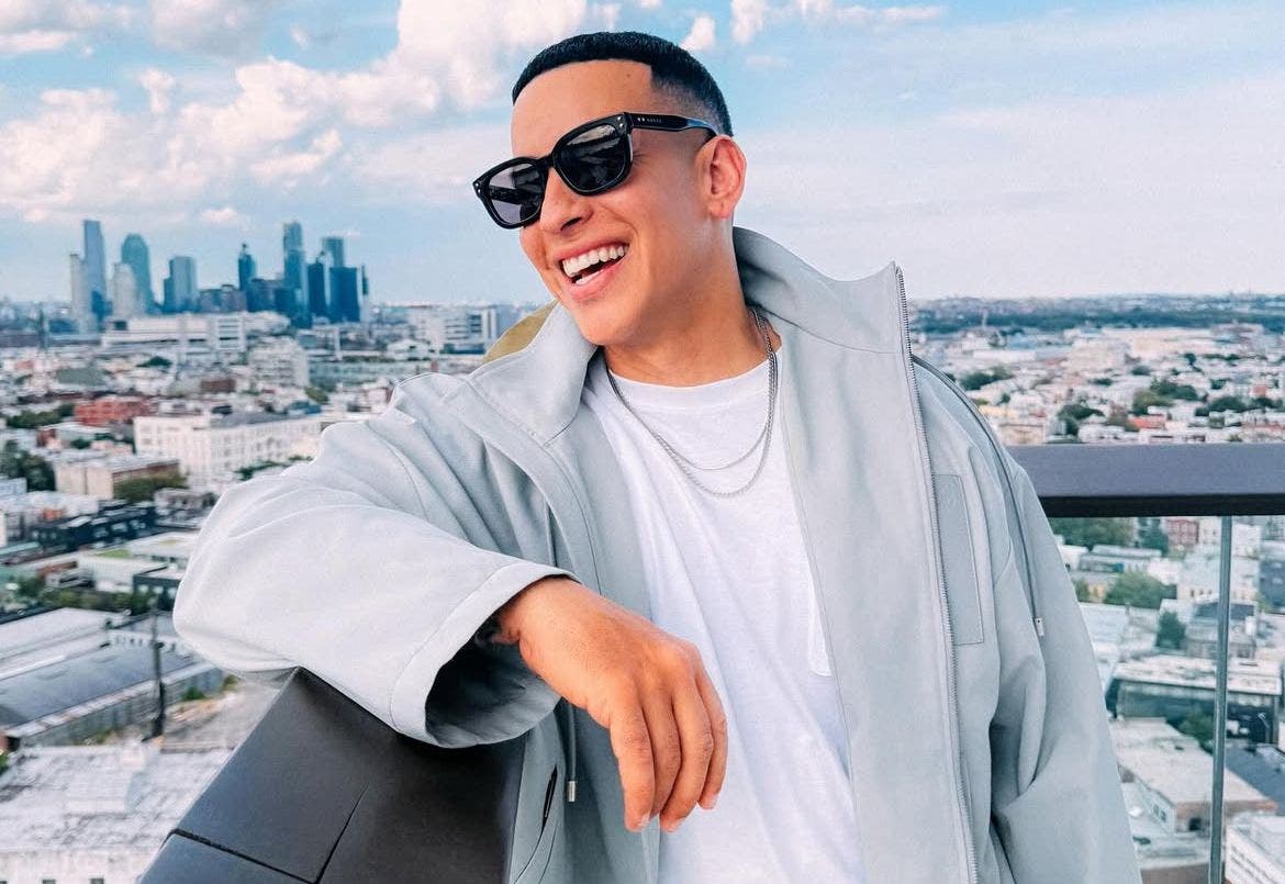 daddy-yankee-celebra-victoria-de-su-equipo-de-beisbol-los-cangrejeros-en-puerto-rico