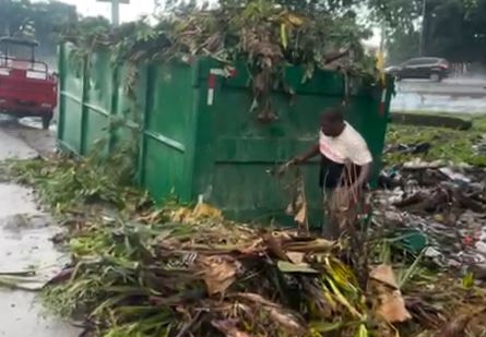 captan-a-ciudadano-descargando-basura-fuera-de-contenedor-en-san-cristobal