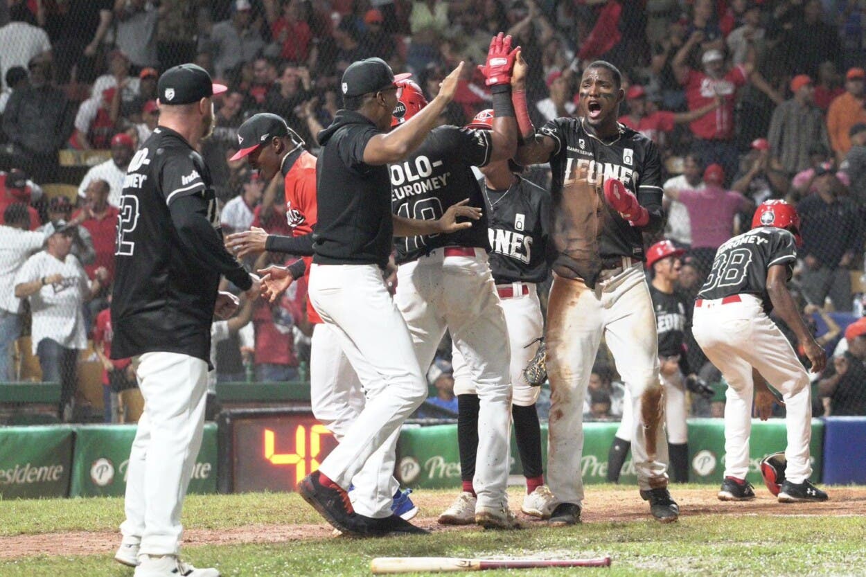 leones-vienen-de-atras-y-triunfan-de-forma-dramatica-contra-toros-en-inicio-serie-final