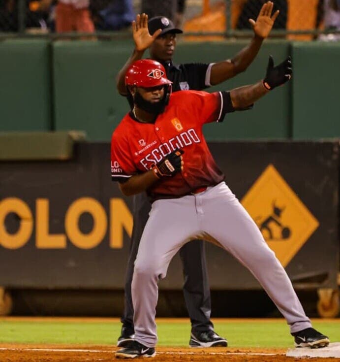 junior-lake-y-yamaico-navarro-atizan-bates-rojos;-escogido-toma-ventaja-2-0-en-la-serie-final