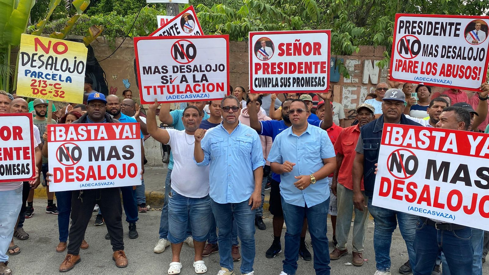 organizaciones-barriales-de-la-caleta-se-manifiestan-frente-a-la-casa-de-gobierno-para-exigir-suspension-de-desalojo