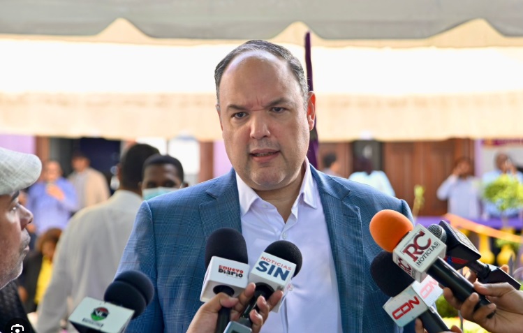 leonel-juramentara-a-jose-del-castillo,-charinee-ovalles-y-su-equipo-en-la-fuerza-del-pueblo-el-domingo-1-de-febrero