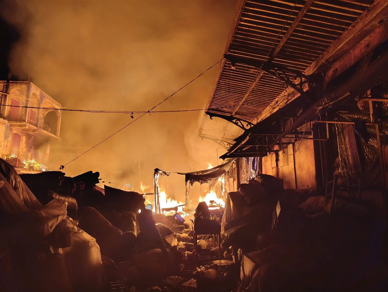 voraz-incendio-arrasa-el-gran-mercado-de-cabo-haitiano
