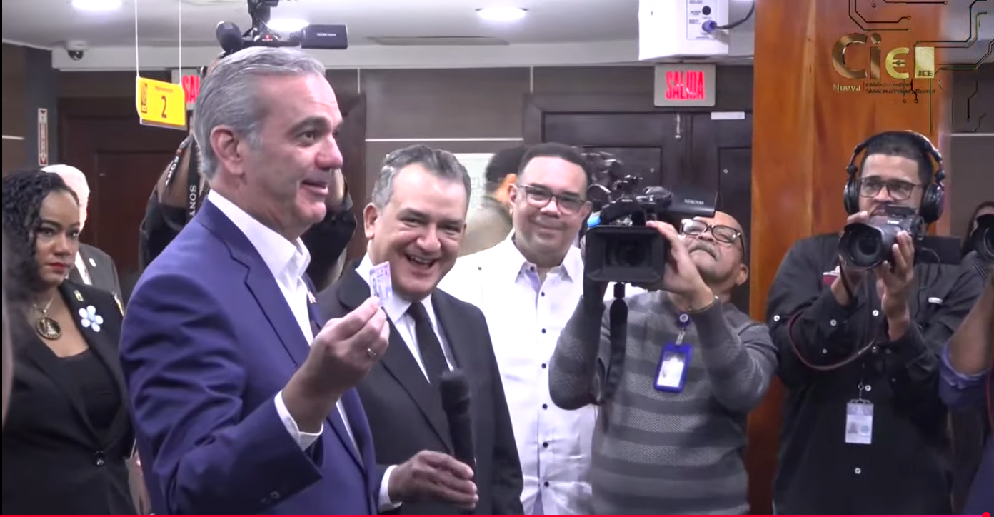 abinader-recibe-la-nueva-cedula-de-identidad-y-electoral-en-acto-encabezado-por-la-jce