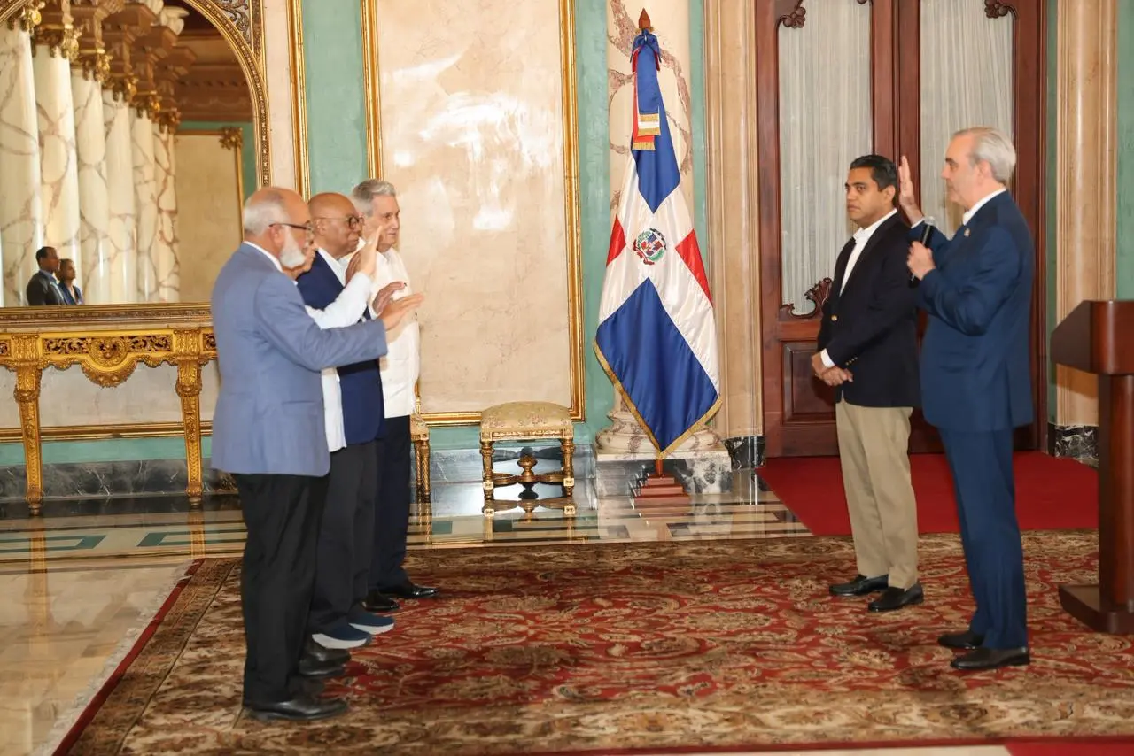 abinader-juramenta-comision-de-veeduria-deportiva