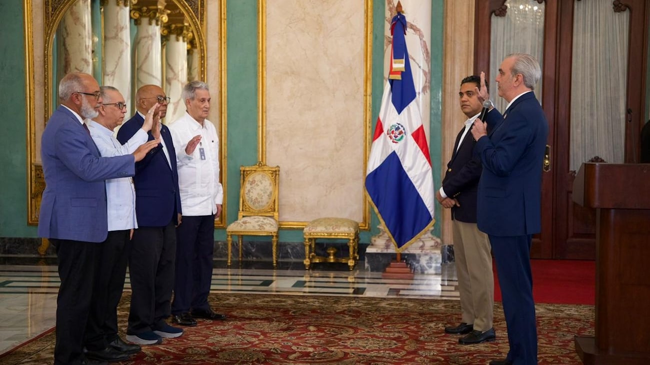 abinader-juramenta-comision-de-veeduria-para-obras-deportivas
