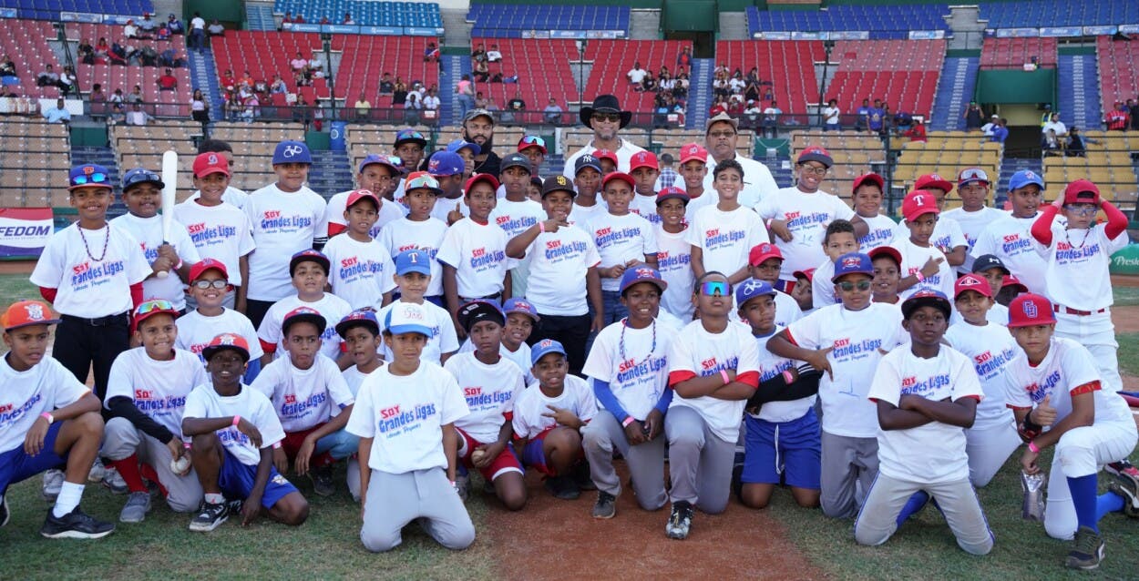 federacion-dominicana-de-beisbol-regala-alegria-en-cierre-clinicas-beisbol
