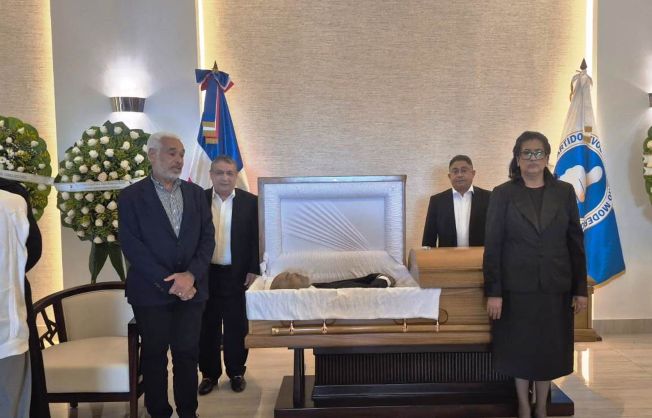 comision-del-pld-acude-al-velatorio-ramon-albuquerque
