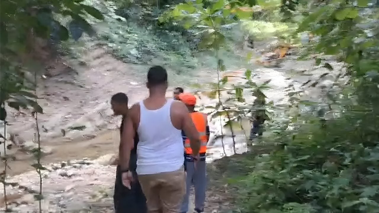video:-organismos-de-socorro-buscan-a-un-nino-y-a-su-abuela-que-habrian-caido-en-un-hoyo-en-moca