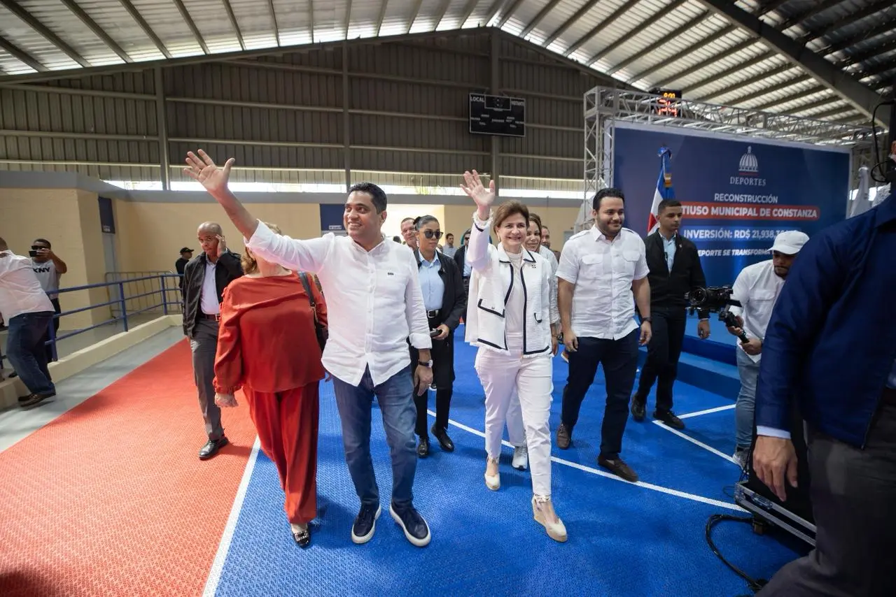 raquel-pena-encabeza-entrega-del-remodelado-multiuso-municipal-de-constanza