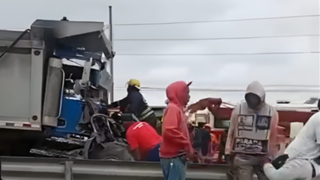 video:-accidente-multiple-deja-un-muerto-y-varios-heridos-en-la-autopista-6-de-noviembre