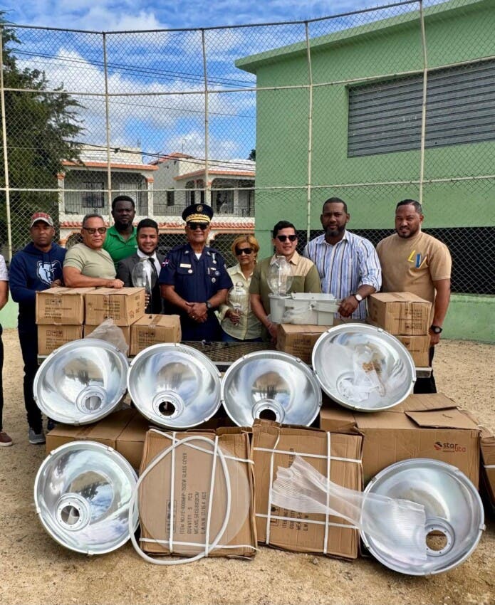 director-policial-gestiona-luces-para-play-de-ginandiana-en-el-seibo