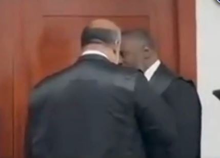 abogado-de-hazim-conversa-con-camacho-fuera-de-sala-durante-audiencia-del-caso-senasa