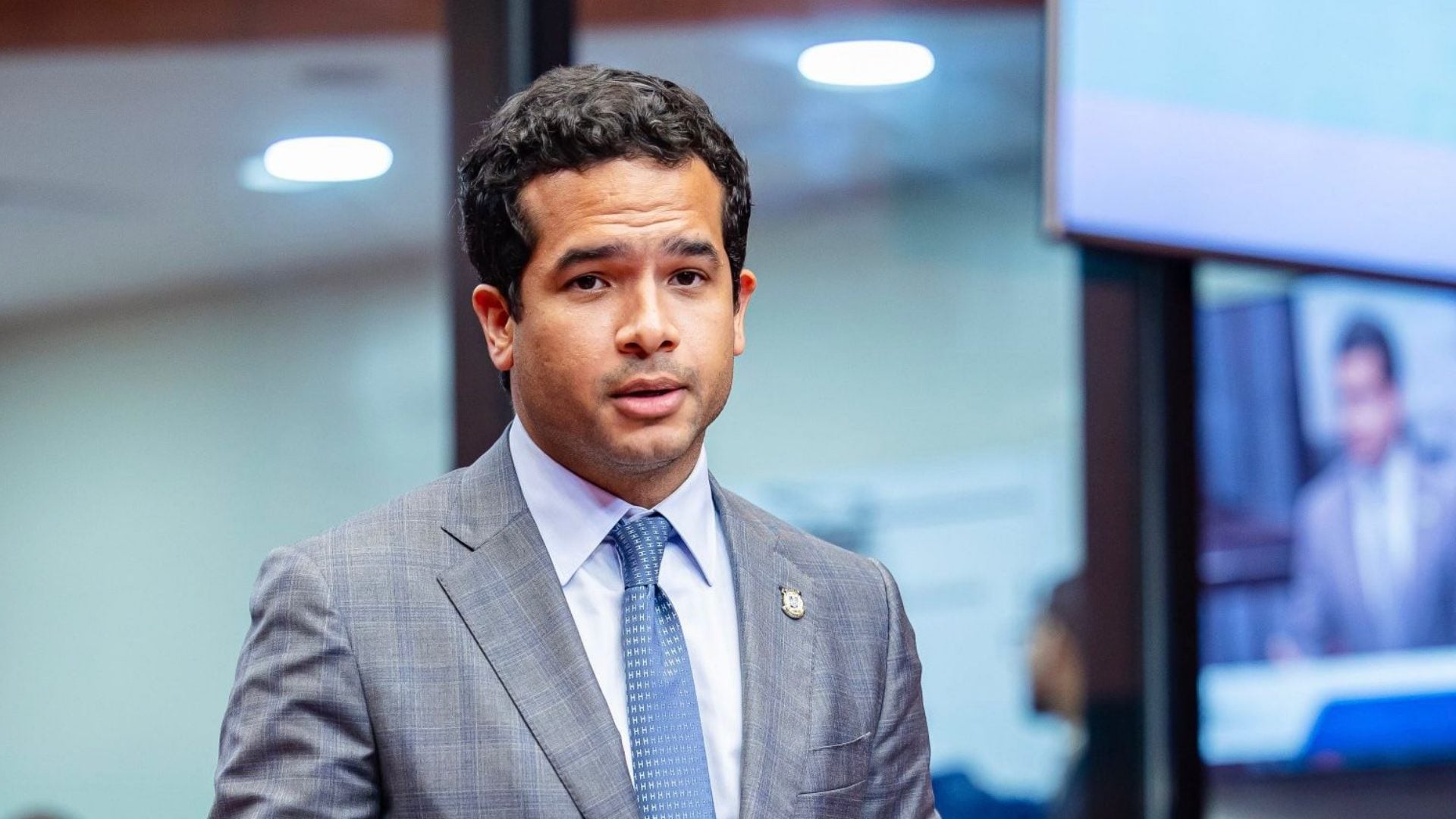 omar-fernandez-asigna-fondo-gadiel-para-apoyo-a-ninos-con-vih