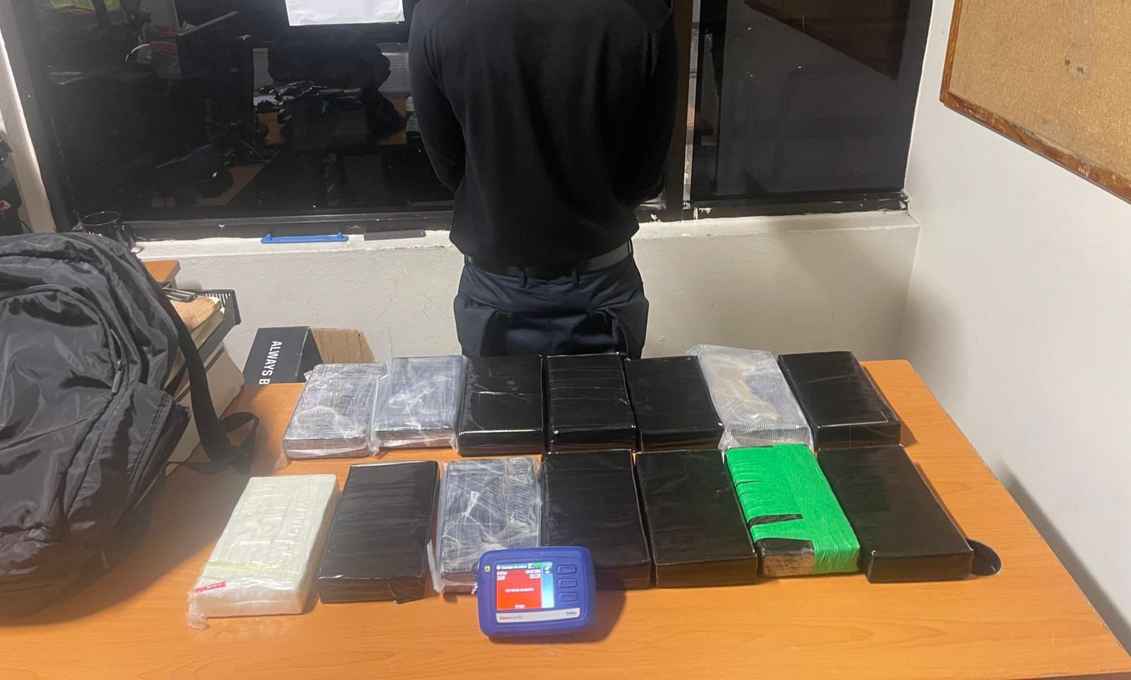 dncd-detiene-ciudadano-croata-de-21-anos-con-14-paquetes-de-presunta-cocaina