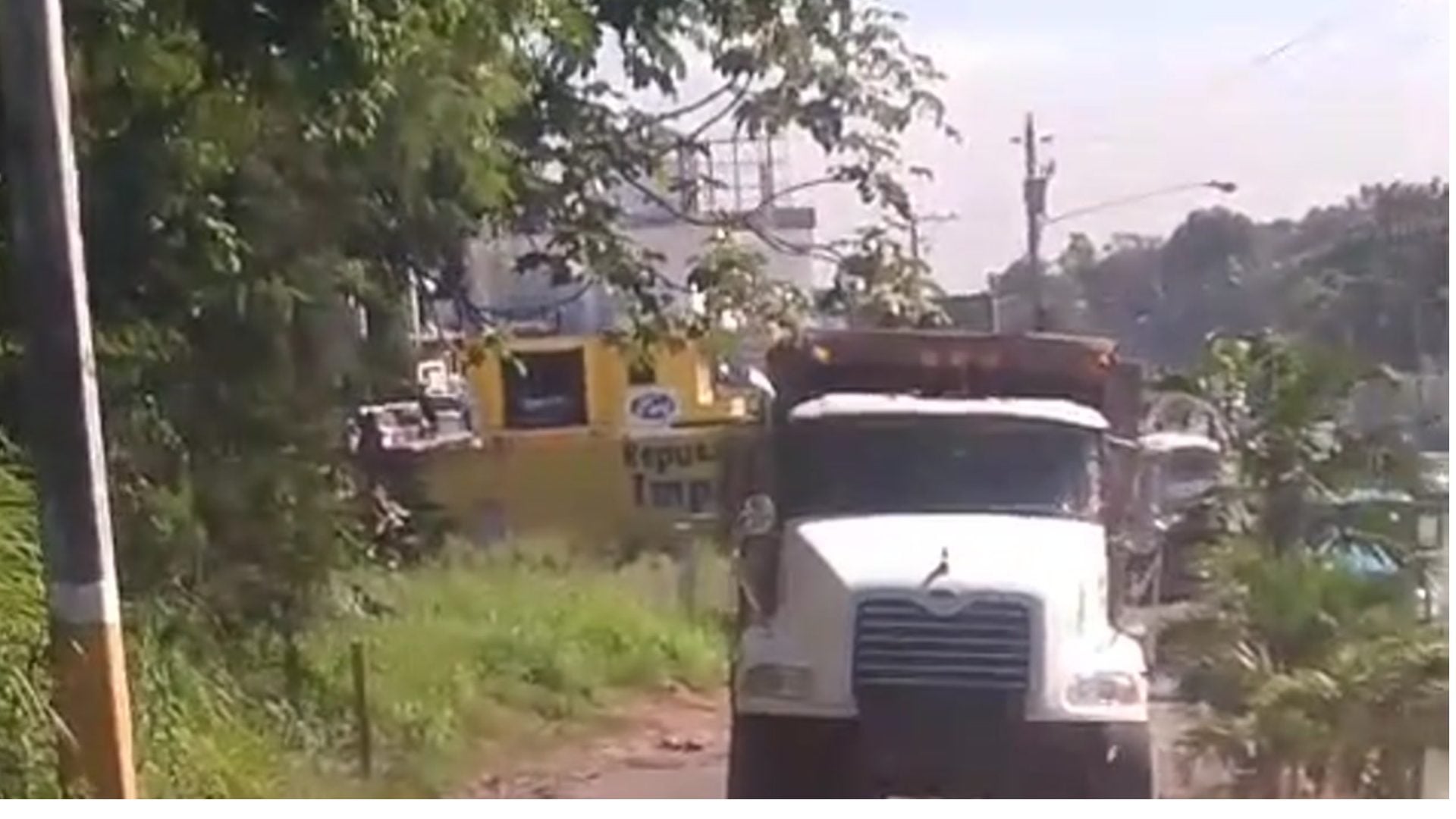 video:-denuncian-choferes-de-vehiculos-pesados-retornan-de-reversa-en-hatillo,-san-cristobal
