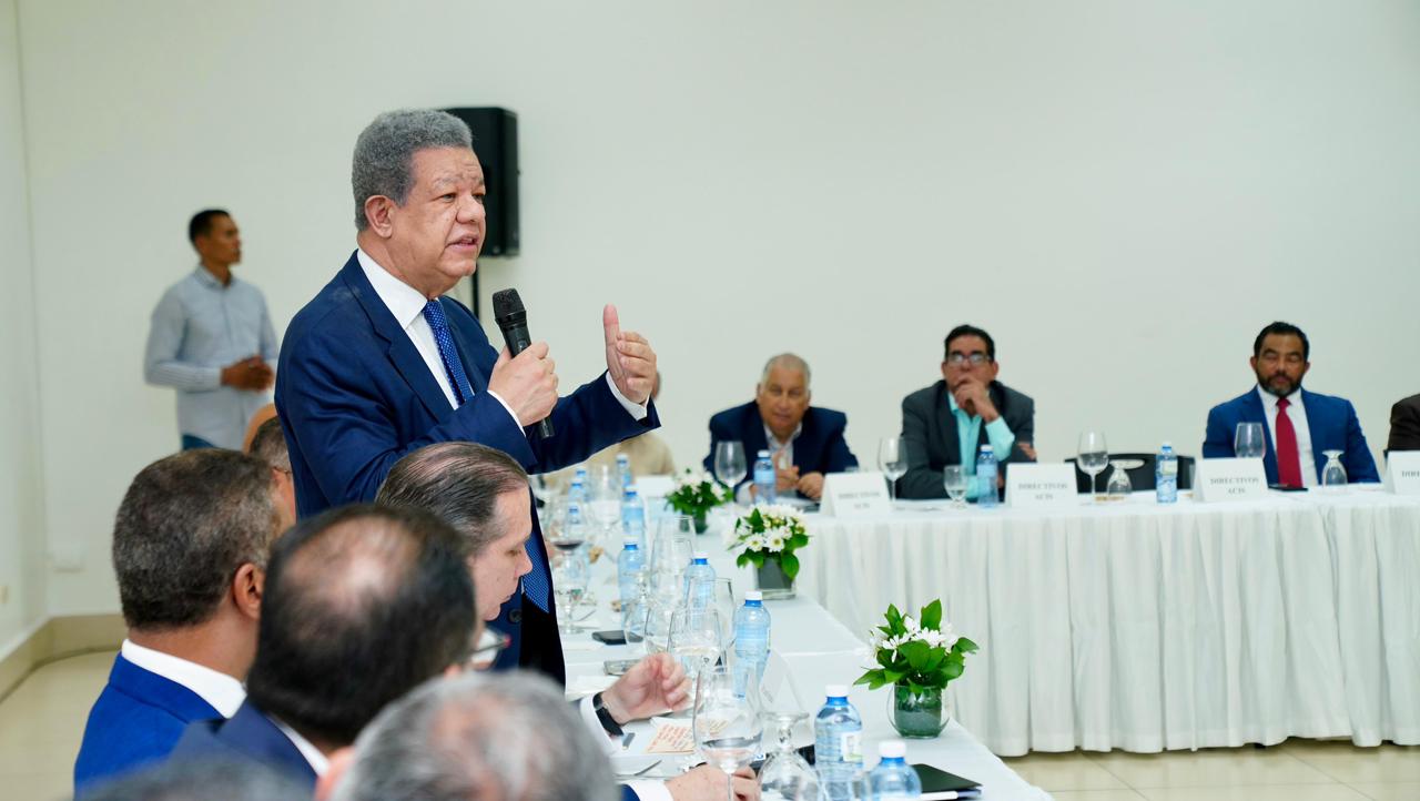 leonel-se-reune-con-industriales-y-comerciantes-en-santiago,-iniciando-asi-agenda-de-3-dias-en-la-provincia