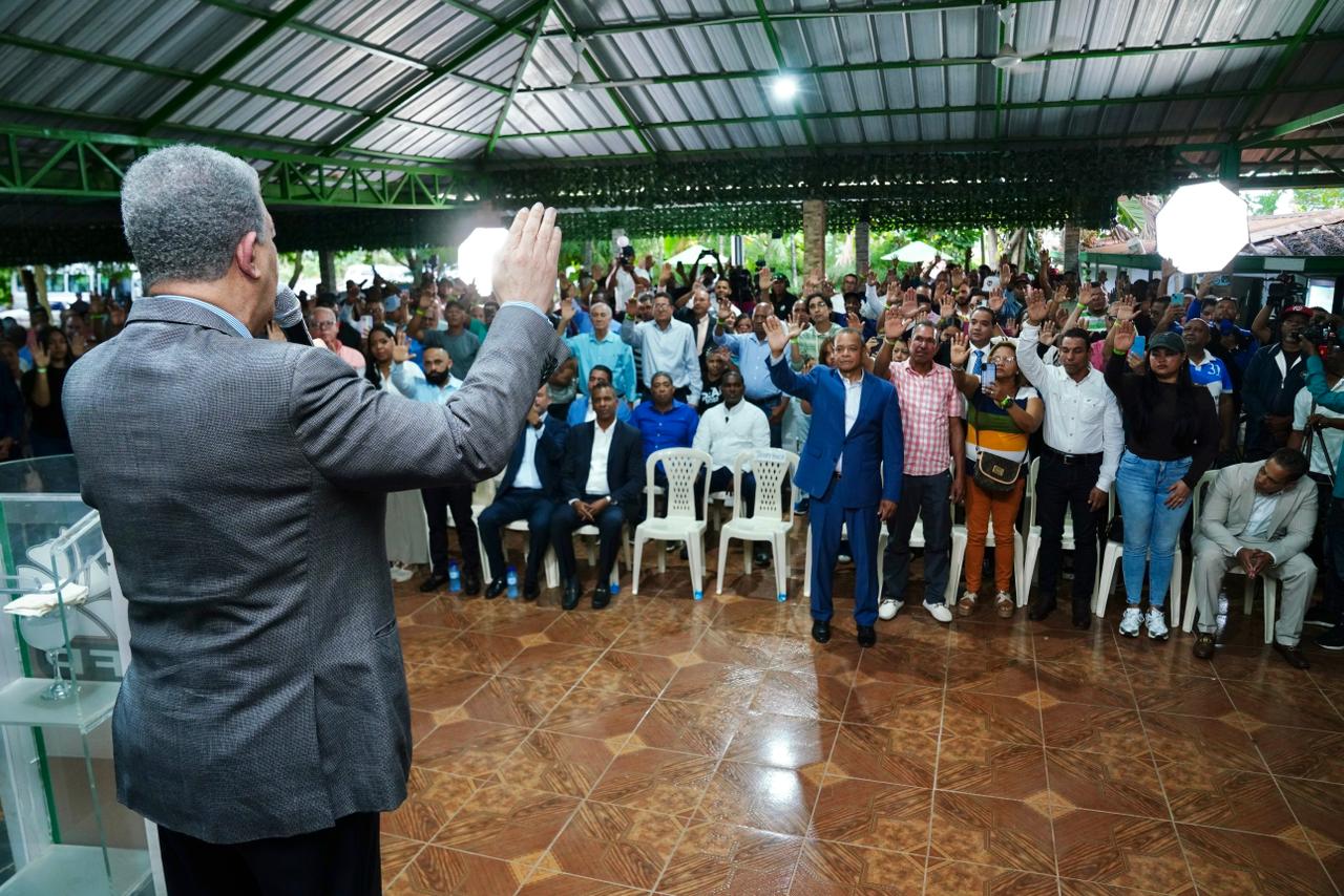 leonel-juramenta-en-la-fp-al-expresidente-del-pld-en-licey-al-medio-y-a-decenas-de-dirigentes-mas