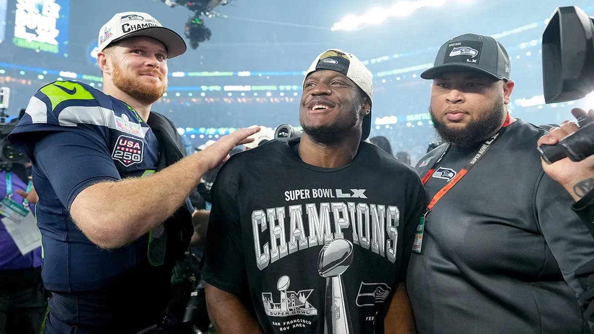 kenneth-walker-y-sam-darnold-celebran-triunfo-en-el-super-bowl-con-desfile-en-disneyland