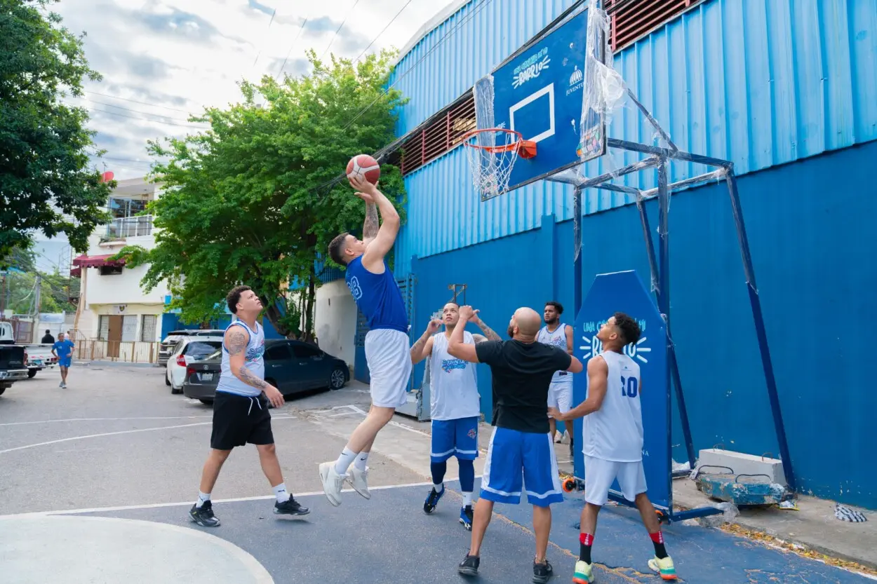 transformando-barrios:-200-canchas-moviles-llegan-al-gran-santo-domingo