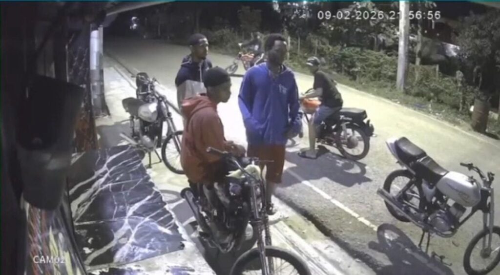 video:-seis-encapuchados-armados-atracan-a-varias-personas-en-san-cristobal