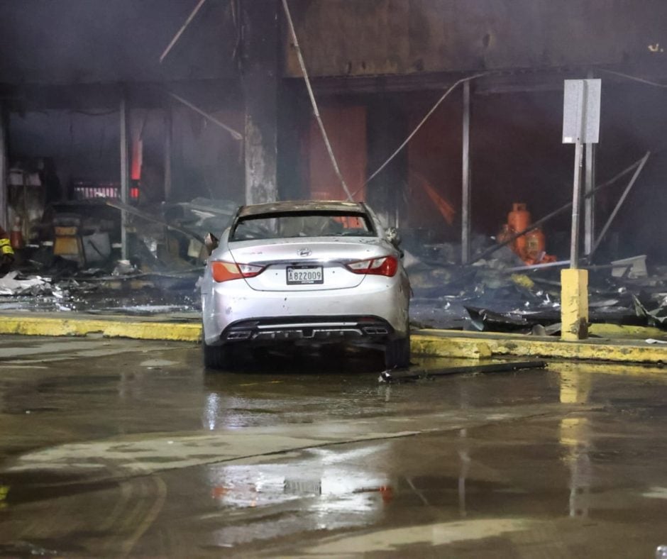 video:-incendio-en-comercio-de-villa-mella-esta-sofocado-en-un-90-%,-confirman-autoridades