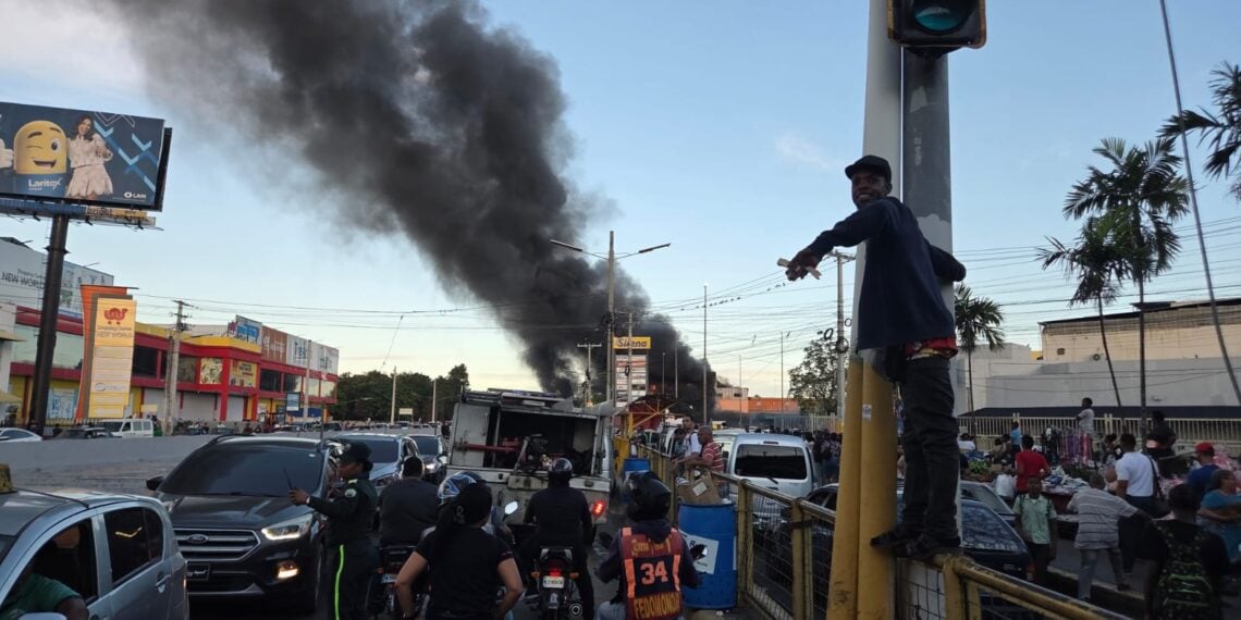 video:policias-participaron-en-saqueo-de-mercancia-tras-incendio-en-tienda-de-villa-mella,-asegura-motorista