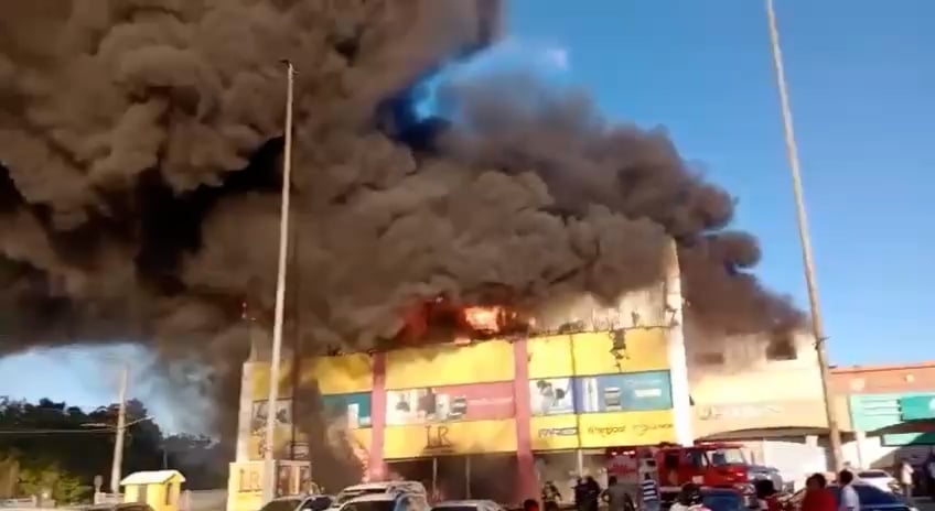 incendio-afecta-tienda-l&r-comercial-en-villa-mella