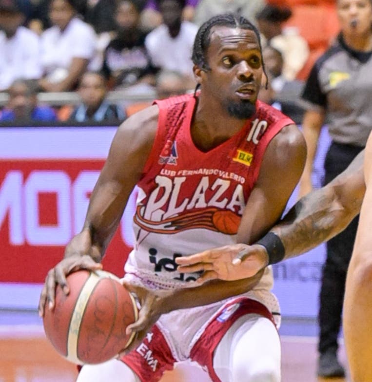 juan-miguel-conduce-al-plaza-sameji-en-primero-basket-santiago
