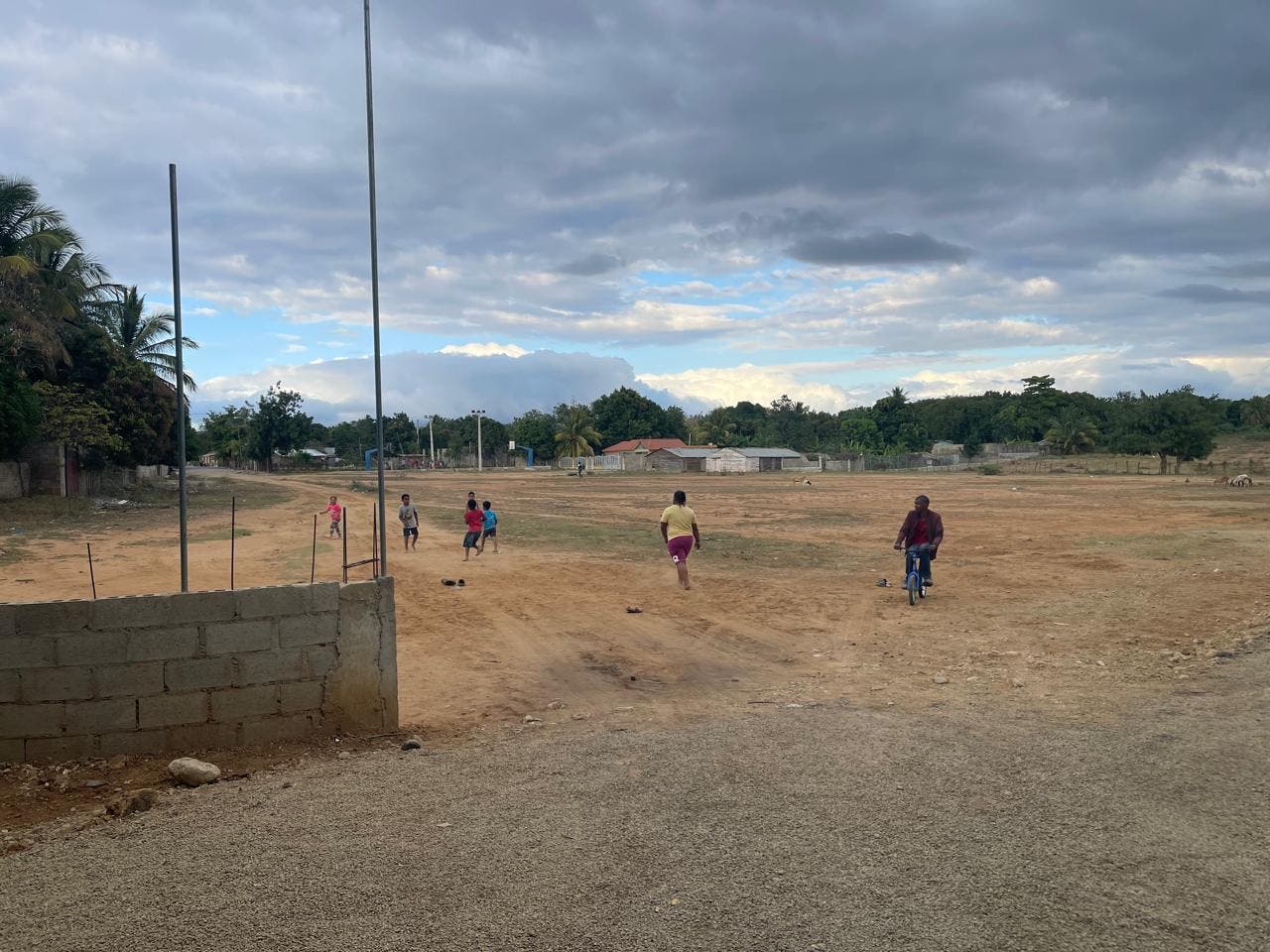 denuncian-ocupacion-irregular-en-el-play-de-beisbol-de-villa-elisa-en-montecristi